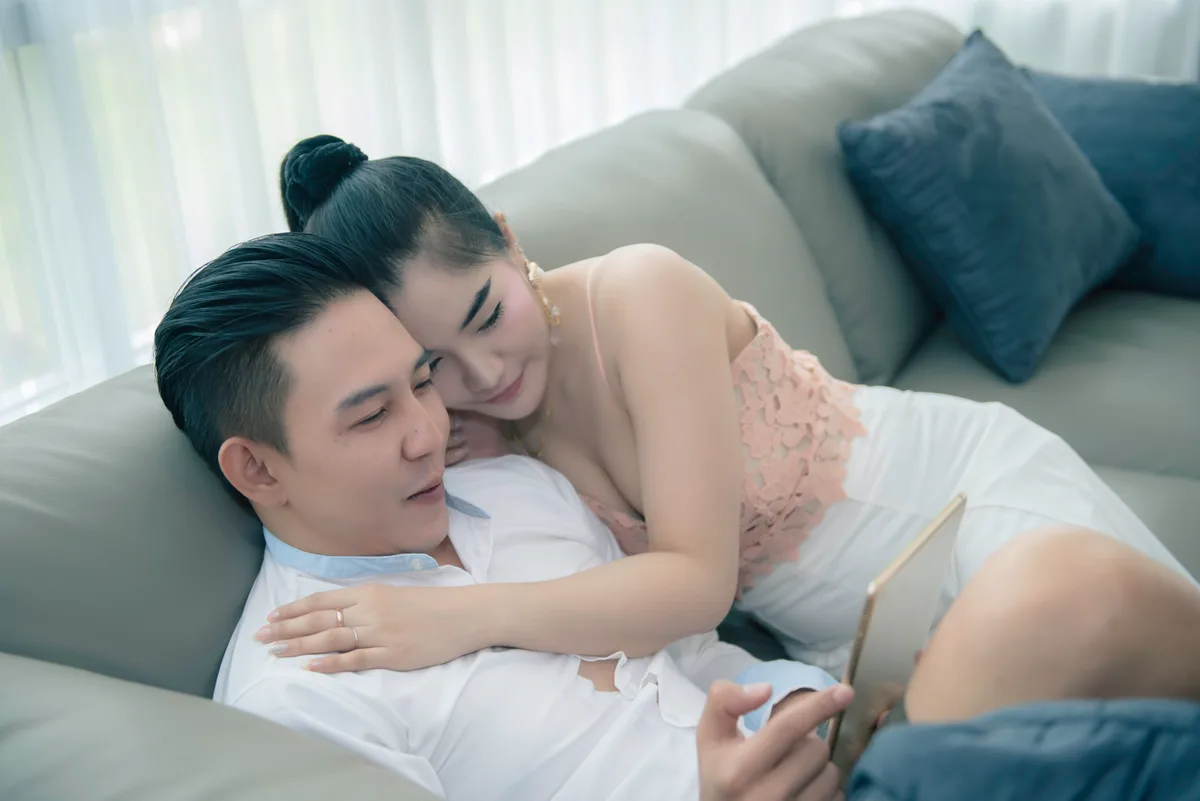 Adult couple sharing an intimate date, editorial illustration for HSV dating for Asian singles