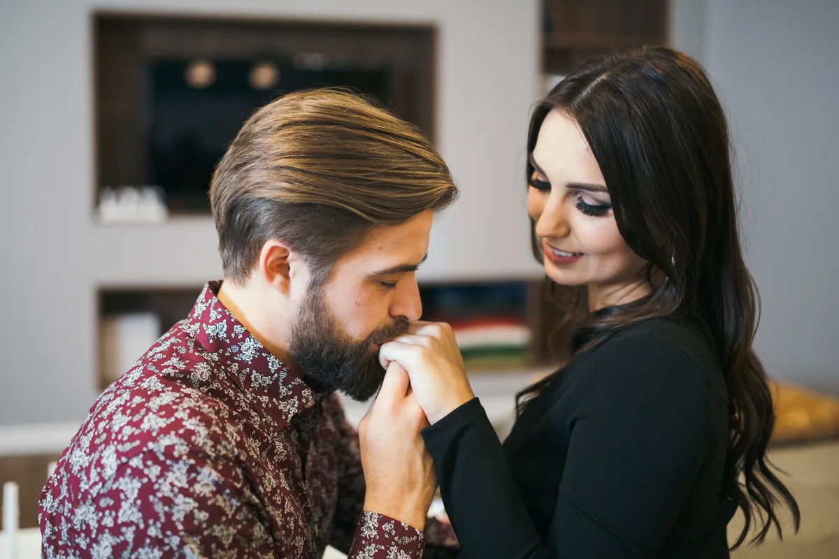 Adult couple sharing an affectionate moment illustrating HSV dating over 40